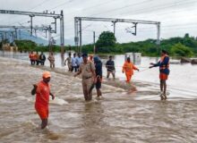 ओडिशा में चक्रवाती तूफान से तबाही, 300 गांवों में फंसे लोग; आंध्र प्रदेश में रेलवे पुल डूबा, 15 राज्यों में मौसम का अलर्ट।