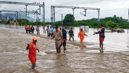 ओडिशा में चक्रवाती तूफान से तबाही, 300 गांवों में फंसे लोग; आंध्र प्रदेश में रेलवे पुल डूबा, 15 राज्यों में मौसम का अलर्ट।