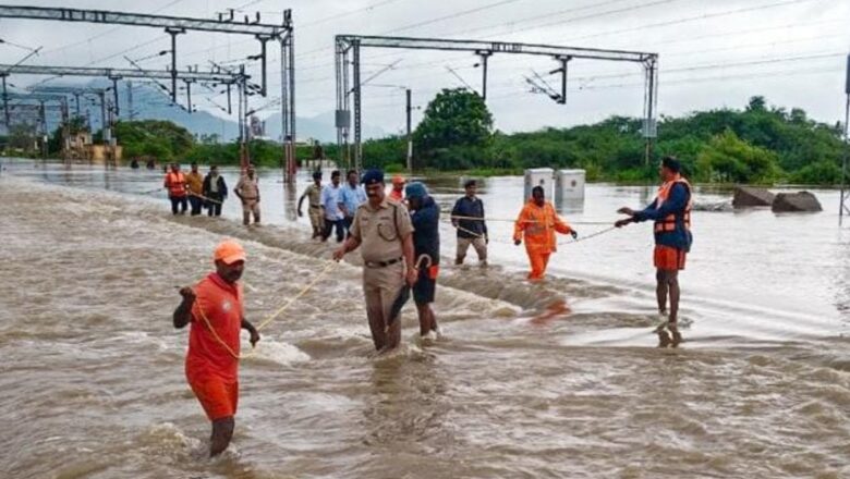 ओडिशा में चक्रवाती तूफान से तबाही, 300 गांवों में फंसे लोग; आंध्र प्रदेश में रेलवे पुल डूबा, 15 राज्यों में मौसम का अलर्ट।