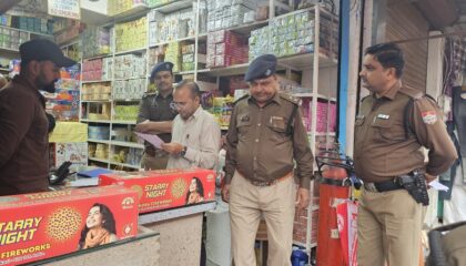 दीपावली से पहले ऋषिकेश में पटाखा दुकानों का निरीक्षण, बिना लाइसेंस बिक्री पर होगी कार्रवाई