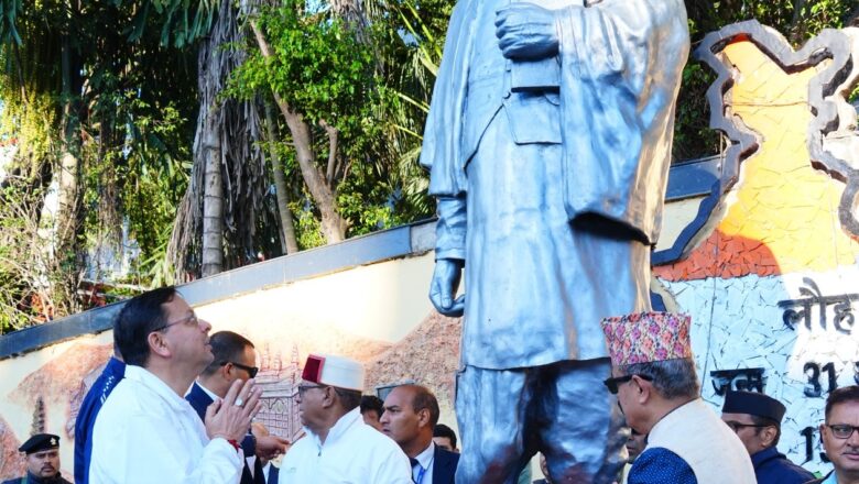 *घंटाघर पर सरदार वल्लभभाई पटेल को मुख्यमंत्री धामी ने दी पुष्पांजलि, राष्ट्र निर्माण में उनके योगदान को किया याद*