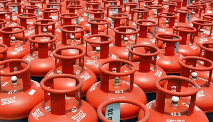 पाकिस्तान में LPG सिलेंडर के दाम 7 हजार रुपये तक पहुंचे, ईरान से आपूर्ति ठप होने पर गहराया गैस संकट।