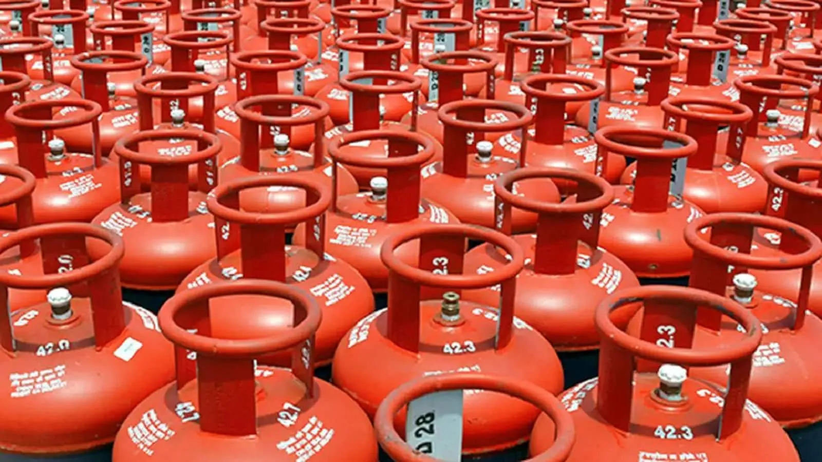 पाकिस्तान में LPG सिलेंडर के दाम 7 हजार रुपये तक पहुंचे, ईरान से आपूर्ति ठप होने पर गहराया गैस संकट।